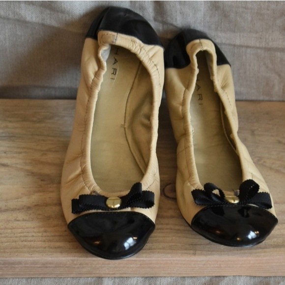 Tahari gibson deals ballet flats
